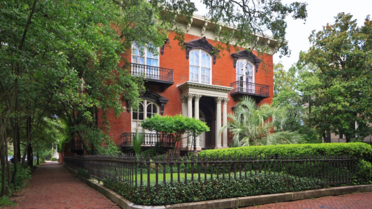 A beautiful home in Savannah, GA, reflecting the area's rich heritage and distinctive charm.